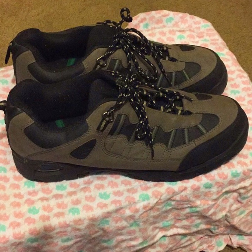 Wrangler steel toed shoe